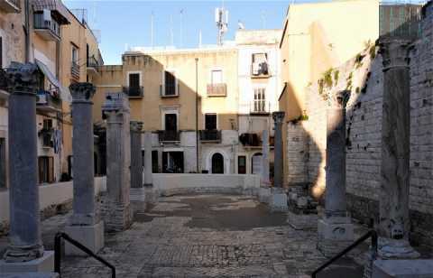 Santa Maria del Buonconsiglio, simbolo dell'orgoglio barese sfigurato da scritte e rifiuti